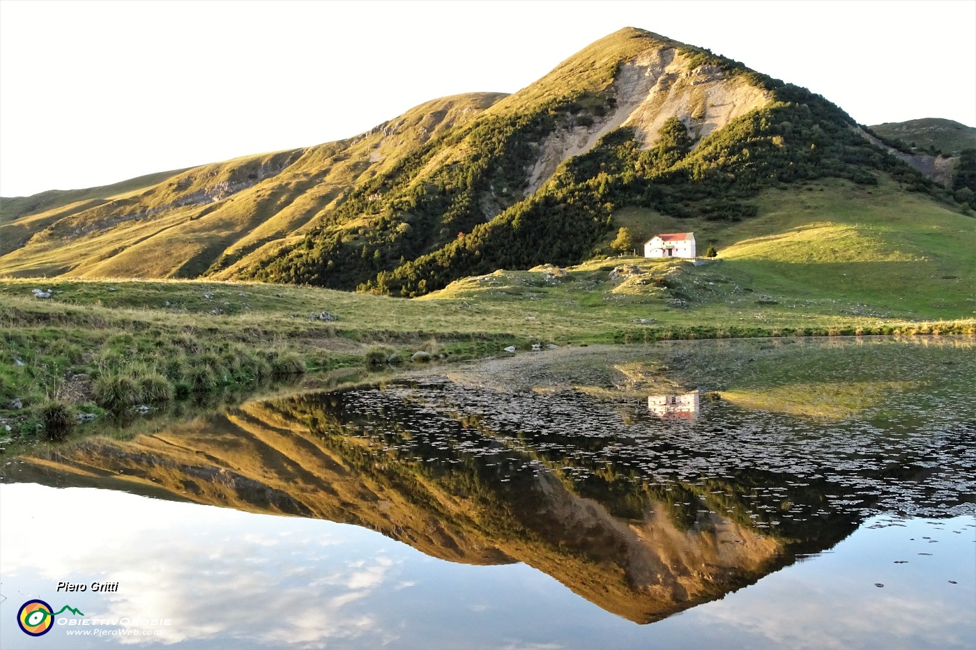 90 L'ex rifugio si specchia nella grande bella pozza .JPG